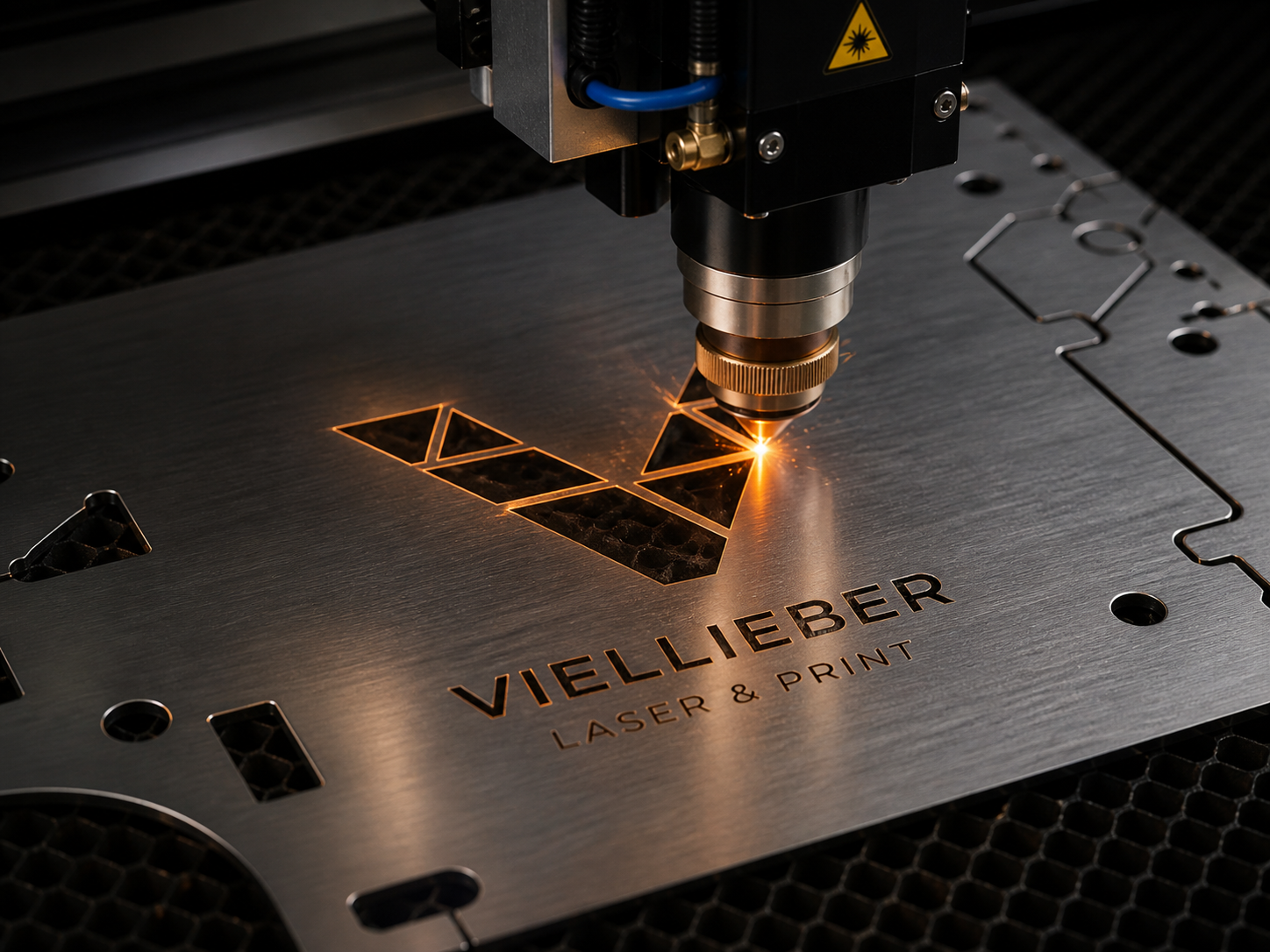 Laserstrahl graviert das Viellieber-Logo in eine Metallplatte. Laserschneiden und Lasergravur in Aktion.